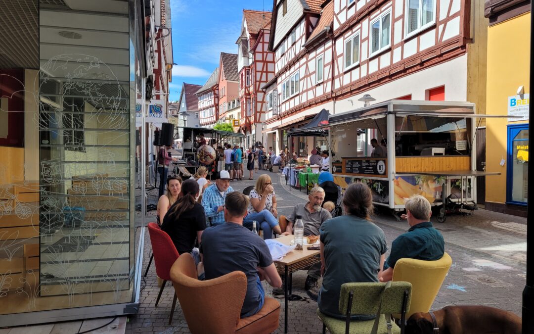SOMMER in der Stadt – buntes Treiben in der Untergasse