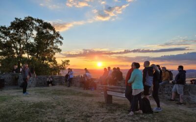 Zelebrieren des Sonnenuntergangs bildet neuen Magnet auf der Burg